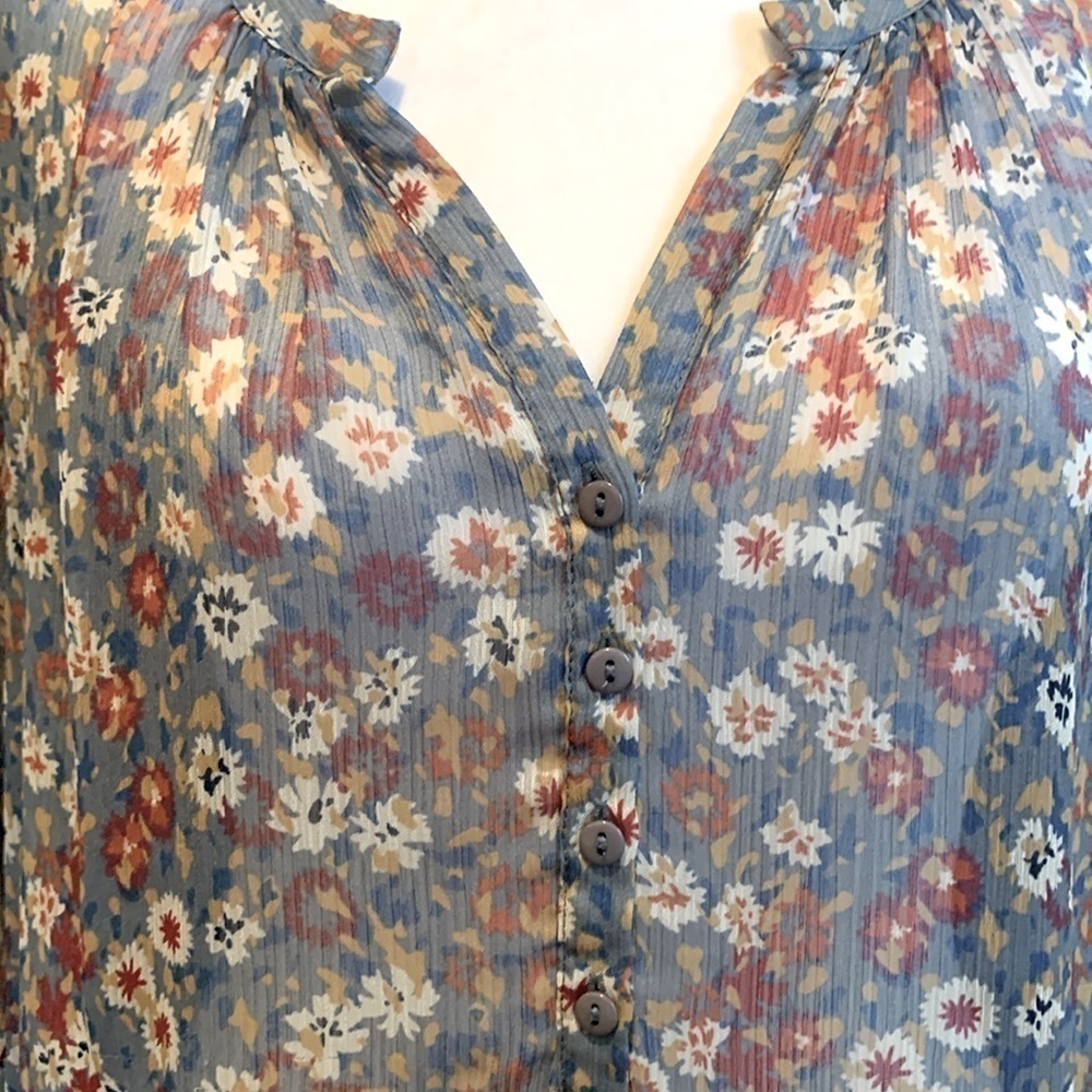 NWOT - Staring At Stars Sheer Flowy Blue Floral V-neck Blouse Size Small - Picture 4 of 15